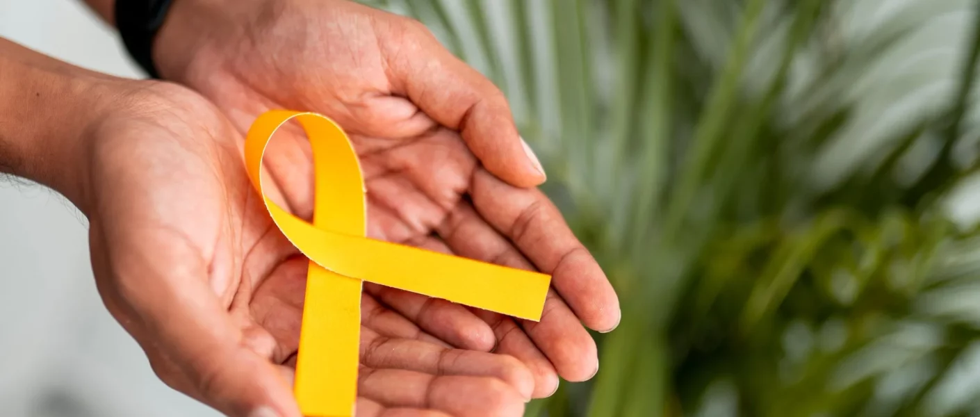 image illustrant deux mains tenant un ruban, symbole jaune de la lutte contre l'endométriose