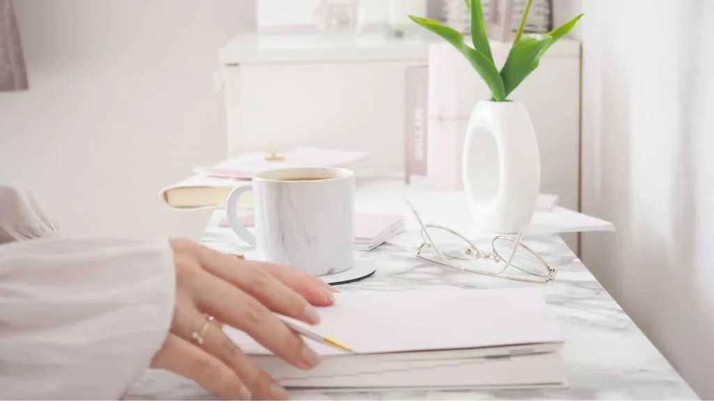image illustrant des mains de femmes entrain d'écrire mon histoire avec l'endométriose sur un bureau