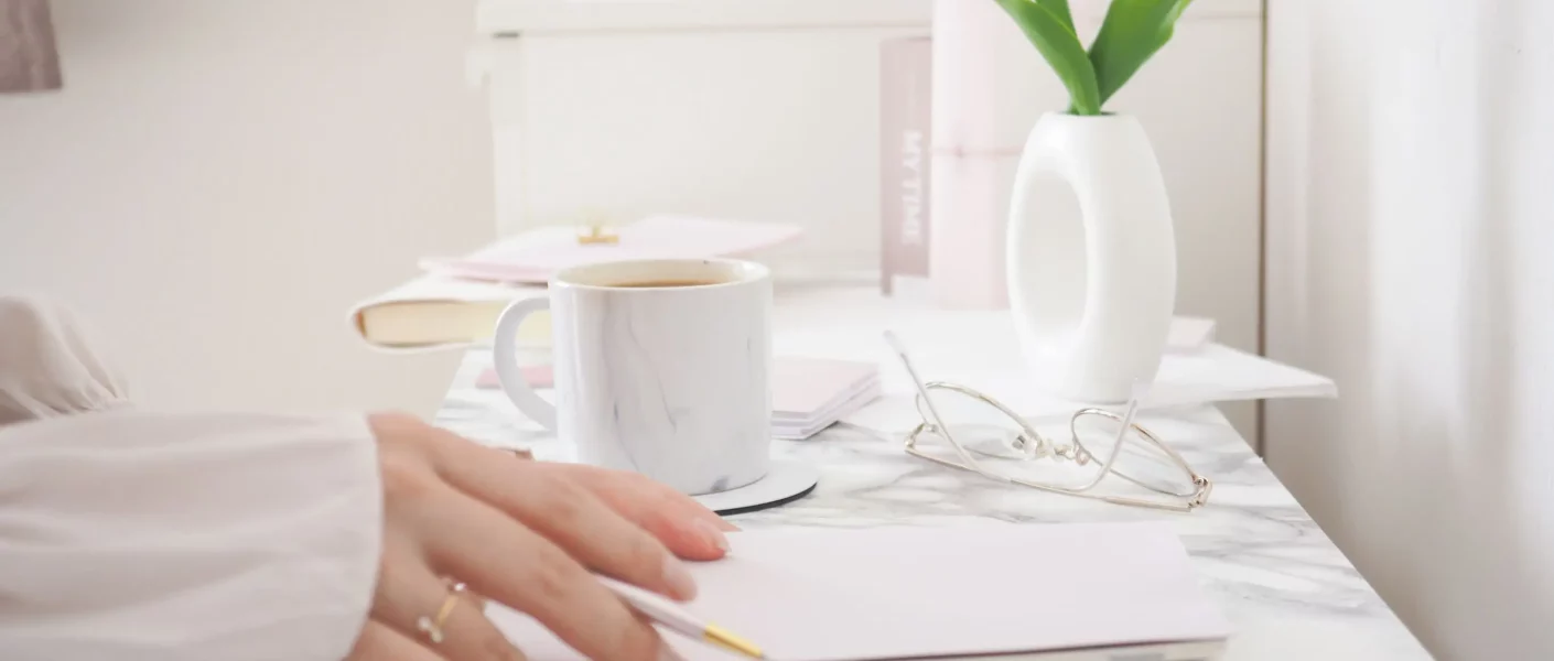 image illustrant des mains de femmes entrain d'écrire mon histoire avec l'endométriose sur un bureau